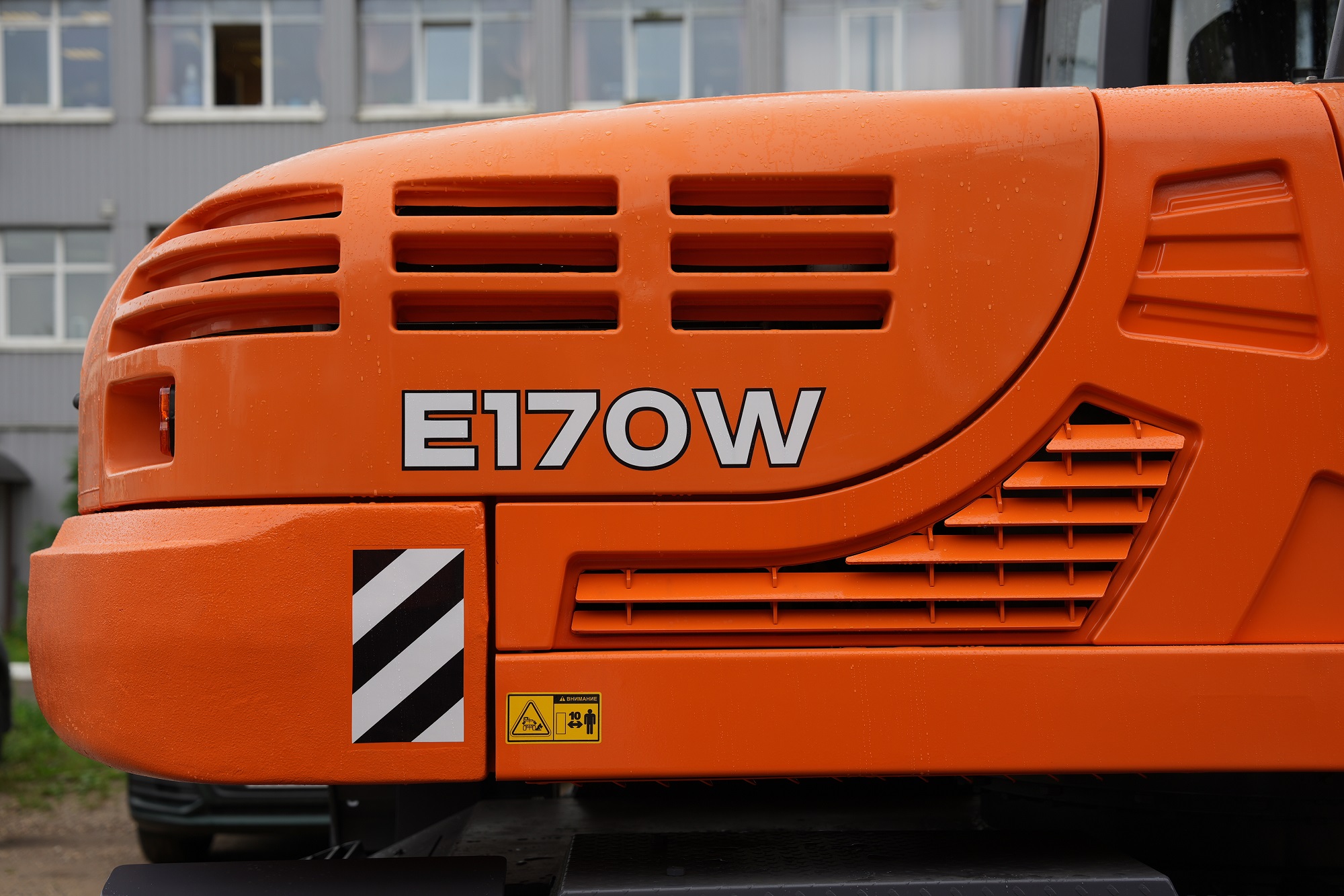 Колесный экскаватор E170W